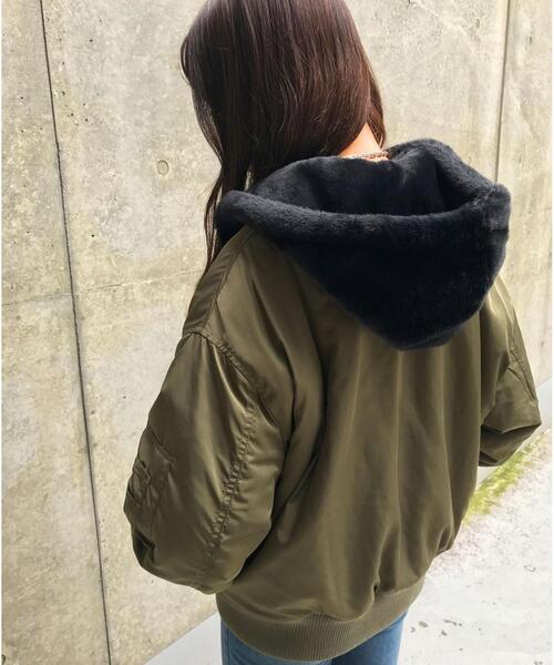 INGNI(イング)の「エコファーフードリバーシブルMA-1(ブルゾン・レディース・カーキ/アイボリー/ブラック・M)」の14枚目の写真