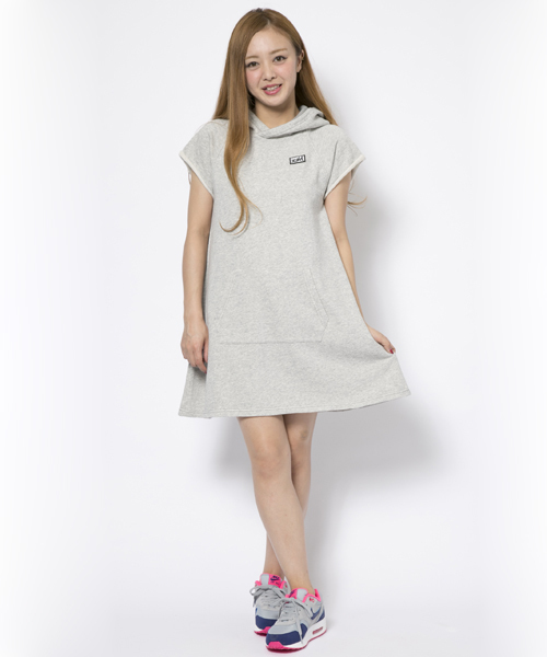 X-girl（エックスガール）の「【NYLON5月号掲載】BASIC SWEAT S/S DRESS（ワンピース・レディース・ホワイト/アッシュ/ブルー/ネイビー・1/2）」の2枚目の写真