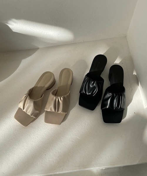 CAPRICIEUX LE'MAGE（カプリシューレマージュ）の「ギャザーミュールサンダル（サンダル・レディース・アイボリー/ブラック・M/L）」の3枚目の写真