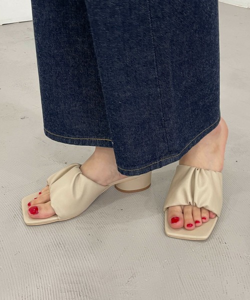 CAPRICIEUX LE'MAGE（カプリシューレマージュ）の「ギャザーミュールサンダル（サンダル・レディース・アイボリー/ブラック・M/L）」の5枚目の写真