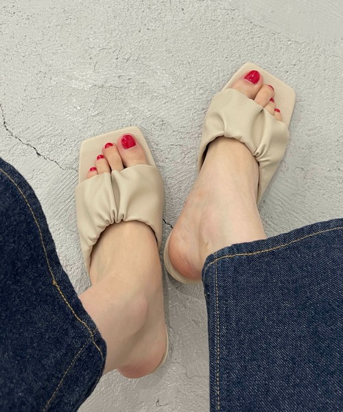 CAPRICIEUX LE'MAGE（カプリシューレマージュ）の「ギャザーミュールサンダル（サンダル・レディース・アイボリー/ブラック・M/L）」の6枚目の写真