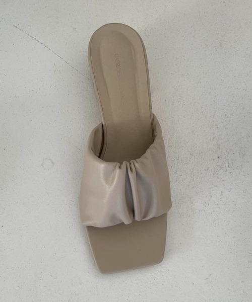 CAPRICIEUX LE'MAGE（カプリシューレマージュ）の「ギャザーミュールサンダル（サンダル・レディース・アイボリー/ブラック・M/L）」の7枚目の写真