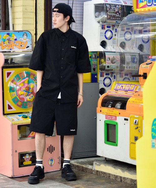 Mark Gonzales（マーク・ゴンザレス）の「【 セットアップ 】 Mark Gonzales / マークゴンザレス 別注 コラボ セットアップ / ロゴ刺繍 オーバーサイズ 半袖 レギュラーカラー シャツ ジャケット ＆ ワイドショートパンツ ワンマイルウェア（セットアップ・メンズ・ブラック/グレー・MEDIUM/LARGE）」の4枚目の写真