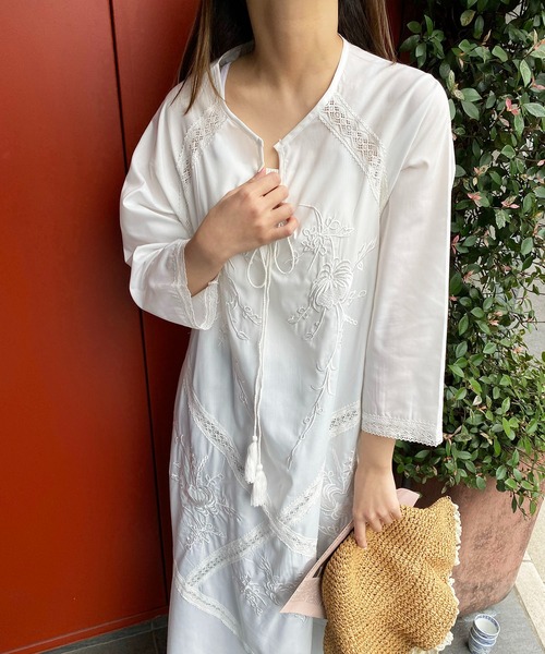 EPICKS(エピックス)の「ヴィンテージエスニックカフタンネックマキシワンピース(ワンピース・レディース・ホワイト・F)」の18枚目の写真