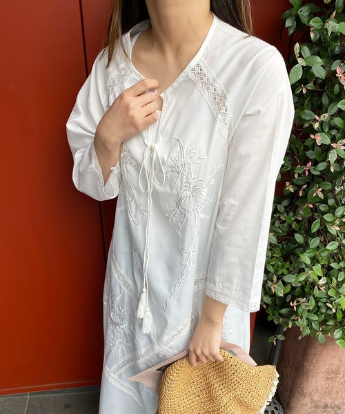 EPICKS(エピックス)の「ヴィンテージエスニックカフタンネックマキシワンピース(ワンピース・レディース・ホワイト・F)」の17枚目の写真