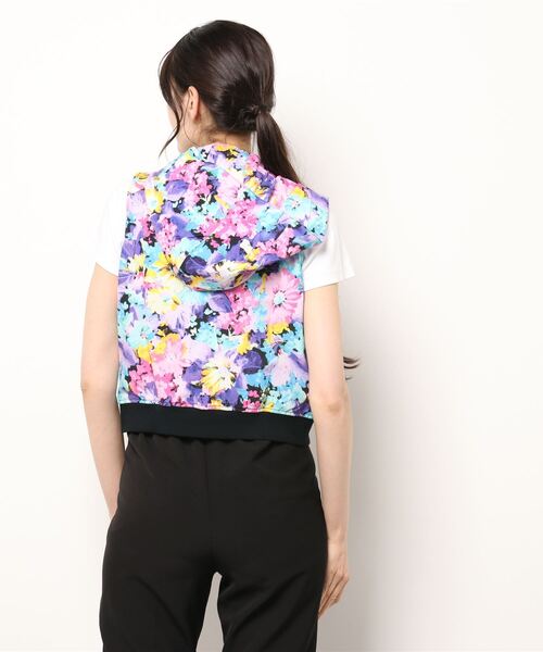 rienda suelta(リエンダスエルタ)の「《rienda suelta》SUMMER FLOWER1パーカーベスト ゴルフウエア(ベスト・レディース・レッド/ピンク・SMALL/MEDIUM)」の4枚目の写真