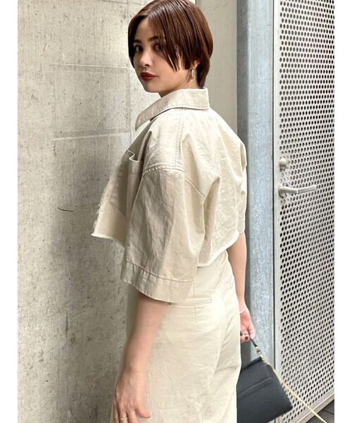 EMODA（エモダ）の「ヘムカットクロップスデニムシャツ（シャツ/ブラウス・レディース・ブラック/インディゴブルー/アイボリー・FREE）」の2枚目の写真