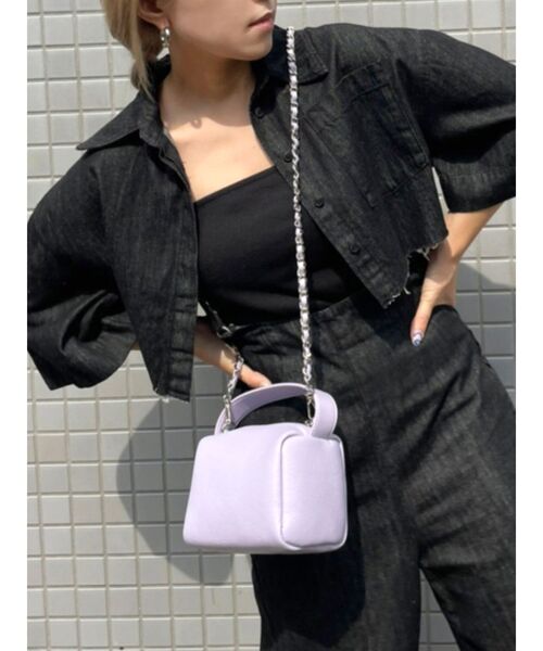 EMODA（エモダ）の「ヘムカットクロップスデニムシャツ（シャツ/ブラウス・レディース・ブラック/インディゴブルー/アイボリー・FREE）」の3枚目の写真