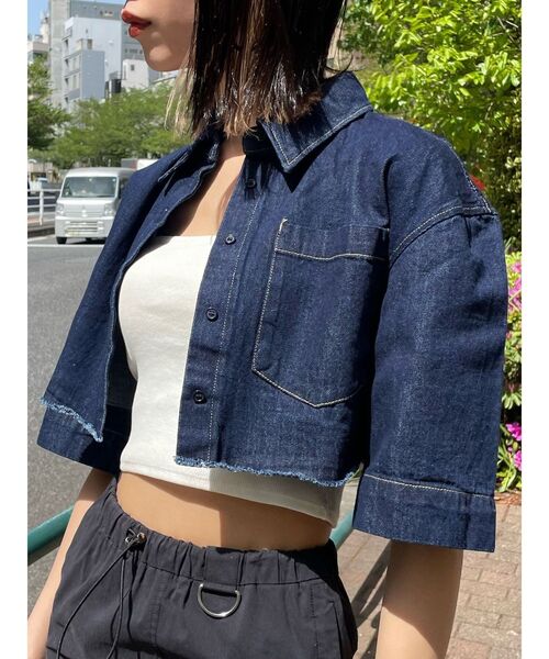 EMODA（エモダ）の「ヘムカットクロップスデニムシャツ（シャツ/ブラウス・レディース・ブラック/インディゴブルー/アイボリー・FREE）」の4枚目の写真