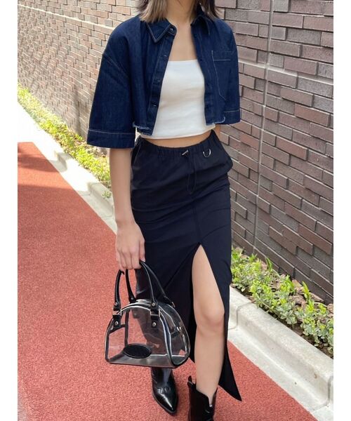 EMODA（エモダ）の「ヘムカットクロップスデニムシャツ（シャツ/ブラウス・レディース・ブラック/インディゴブルー/アイボリー・FREE）」の6枚目の写真