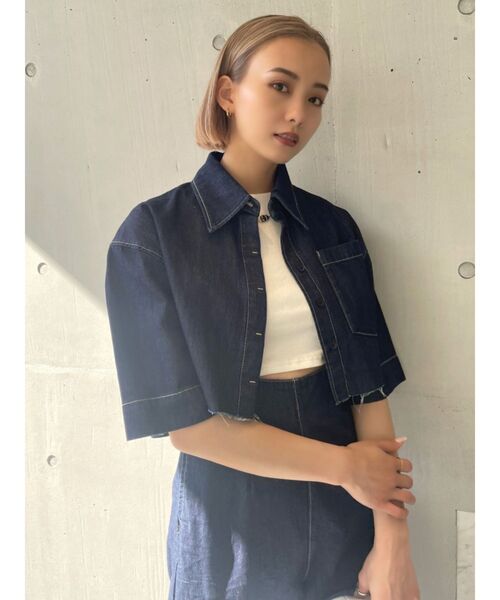 EMODA（エモダ）の「ヘムカットクロップスデニムシャツ（シャツ/ブラウス・レディース・ブラック/インディゴブルー/アイボリー・FREE）」の9枚目の写真
