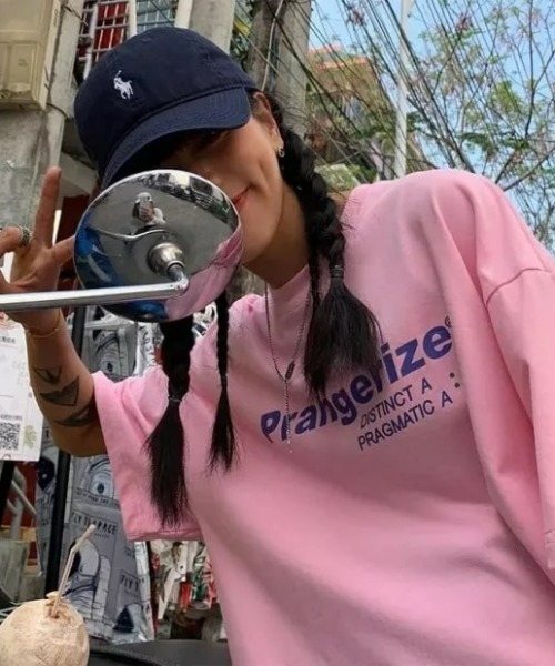 at12:03(アットイチニーゼロサン)の「オーバーサイズ グラフィックTシャツ(Tシャツ/カットソー・レディース・ホワイト/ブラック/ピンク・FREE)」の1枚目の写真