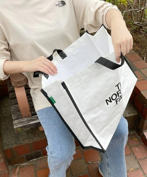 THE NORTH FACE（ザノースフェイス）の「THE NORTH FACE(ザ・ノースフェイス)/LOGOエコバッグ トートバッグ（トートバッグ・レディース・ホワイト/ブラック/レッド・FREE）」の6枚目の写真