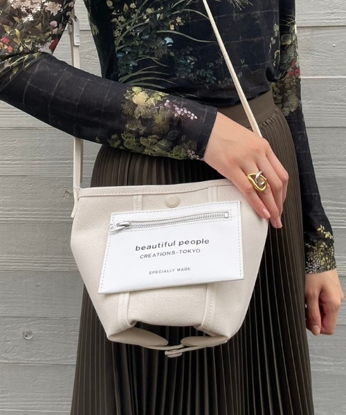 beautiful people(ビューティフルピープル)の「beautiful people lining logo pocket mini shoulder bag 7235611967(ショルダーバッグ・レディース・ホワイト/ブラック・FREE)」の2枚目の写真