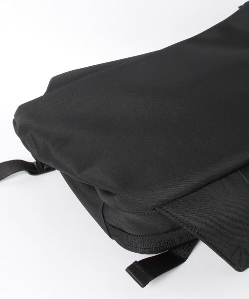 Cote&Ciel（コートエシエル）の「cote＆ciel / コートエシエル：Isar Rucksack M (Eco Yarn / BLACK / Laptops up to 13inch)：cc-27710[WAX]（バックパック/リュック・メンズ・ブラック・FREE）」の3枚目の写真