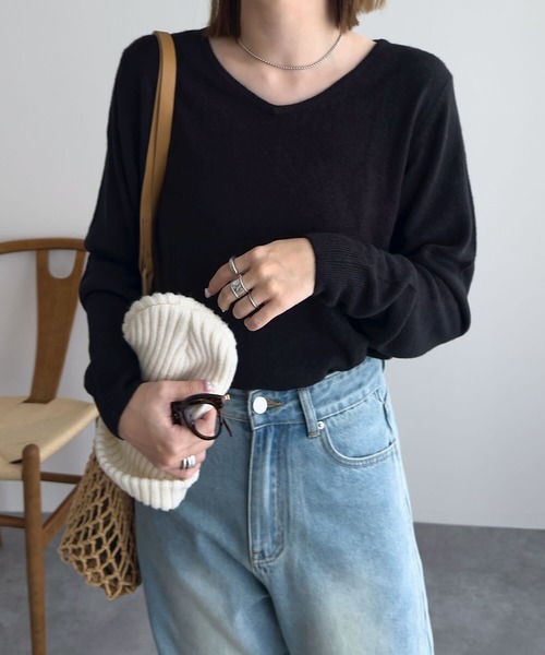 KOBE LETTUCE（コウベレタス）の「[ 選べるネックタイプ ] カシミアタッチ 洗えるUVカットスフレニット（ニット/セーター・レディース・グリーン/チャコール/ホワイト系1/ネイビー/パープル系2/ホワイト系/グレー系1/グレー系/ベージュ系3/ベージュ系2/グレイッシュベージュ/ブラック系1/アイボリー/グリーン系1/グリーン系/ライトベージュ/ボルドー/ブラック系/ブラック/パープル系/ネイビー系1/ベージュ系1/ネイビー系/ベージュ系/パープル系1/ブルー系/ワイン系/ブルー/ワイン系1/ブルー系1/オレンジ系1/オレンジ系2/オレンジ系/サックスブルー系/パープル系3/イエロー/ブルー系2/ミント/グリーン系3/ブルー系4/ピンク系2/ピンク系/ブルー系3/ピンク系1/グリーン系2/ブルー系6/ライトグレー系1/ブルー系5/ライトグレー系/ロイヤルブルー/ライトグレー・M/M2/M1/L2/L1/L）」の4枚目の写真