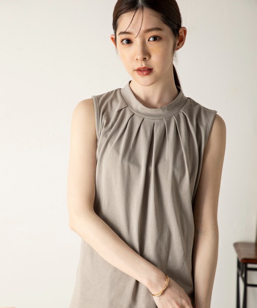 MILLION CARATS(ミリオンカラッツ)の「【ReBasic】襟ぐりのタックが女性らしく、リラクシーながらきちんと見えを叶えてくれるフロントタックノースリーブカットソー(Tシャツ/カットソー・レディース・サックスブルー/オフホワイト/ベージュ/ブラック・MEDIUM/LARGE)」の3枚目の写真