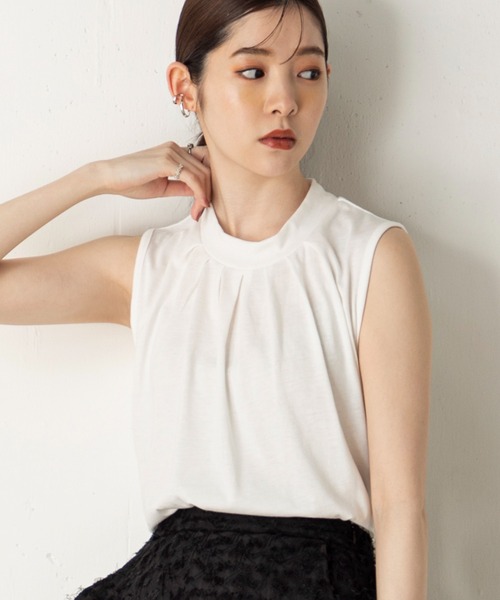 MILLION CARATS(ミリオンカラッツ)の「【ReBasic】襟ぐりのタックが女性らしく、リラクシーながらきちんと見えを叶えてくれるフロントタックノースリーブカットソー(Tシャツ/カットソー・レディース・サックスブルー/オフホワイト/ベージュ/ブラック・MEDIUM/LARGE)」の2枚目の写真