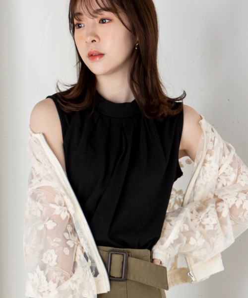 MILLION CARATS(ミリオンカラッツ)の「【ReBasic】襟ぐりのタックが女性らしく、リラクシーながらきちんと見えを叶えてくれるフロントタックノースリーブカットソー(Tシャツ/カットソー・レディース・サックスブルー/オフホワイト/ベージュ/ブラック・MEDIUM/LARGE)」の1枚目の写真