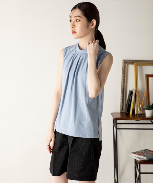 MILLION CARATS(ミリオンカラッツ)の「【ReBasic】襟ぐりのタックが女性らしく、リラクシーながらきちんと見えを叶えてくれるフロントタックノースリーブカットソー(Tシャツ/カットソー・レディース・サックスブルー/オフホワイト/ベージュ/ブラック・MEDIUM/LARGE)」の6枚目の写真