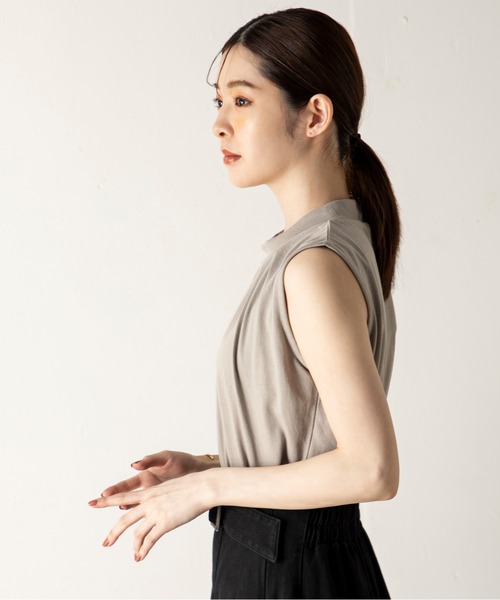 MILLION CARATS(ミリオンカラッツ)の「【ReBasic】襟ぐりのタックが女性らしく、リラクシーながらきちんと見えを叶えてくれるフロントタックノースリーブカットソー(Tシャツ/カットソー・レディース・サックスブルー/オフホワイト/ベージュ/ブラック・MEDIUM/LARGE)」の11枚目の写真