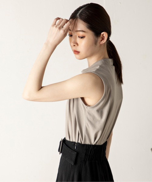 MILLION CARATS(ミリオンカラッツ)の「【ReBasic】襟ぐりのタックが女性らしく、リラクシーながらきちんと見えを叶えてくれるフロントタックノースリーブカットソー(Tシャツ/カットソー・レディース・サックスブルー/オフホワイト/ベージュ/ブラック・MEDIUM/LARGE)」の12枚目の写真