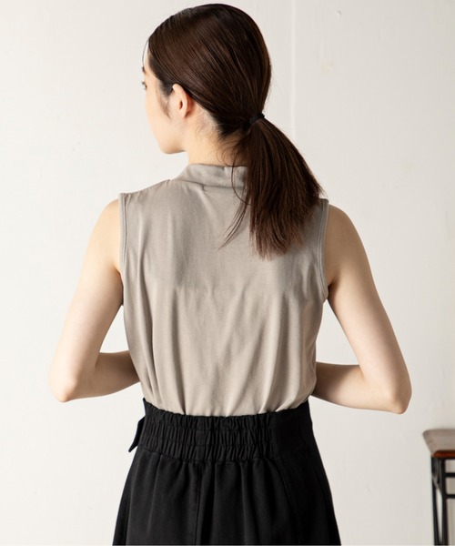 MILLION CARATS(ミリオンカラッツ)の「【ReBasic】襟ぐりのタックが女性らしく、リラクシーながらきちんと見えを叶えてくれるフロントタックノースリーブカットソー(Tシャツ/カットソー・レディース・サックスブルー/オフホワイト/ベージュ/ブラック・MEDIUM/LARGE)」の13枚目の写真