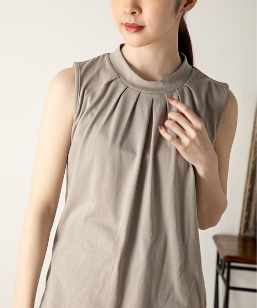 MILLION CARATS(ミリオンカラッツ)の「【ReBasic】襟ぐりのタックが女性らしく、リラクシーながらきちんと見えを叶えてくれるフロントタックノースリーブカットソー(Tシャツ/カットソー・レディース・サックスブルー/オフホワイト/ベージュ/ブラック・MEDIUM/LARGE)」の14枚目の写真