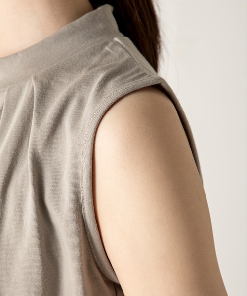 MILLION CARATS(ミリオンカラッツ)の「【ReBasic】襟ぐりのタックが女性らしく、リラクシーながらきちんと見えを叶えてくれるフロントタックノースリーブカットソー(Tシャツ/カットソー・レディース・サックスブルー/オフホワイト/ベージュ/ブラック・MEDIUM/LARGE)」の17枚目の写真