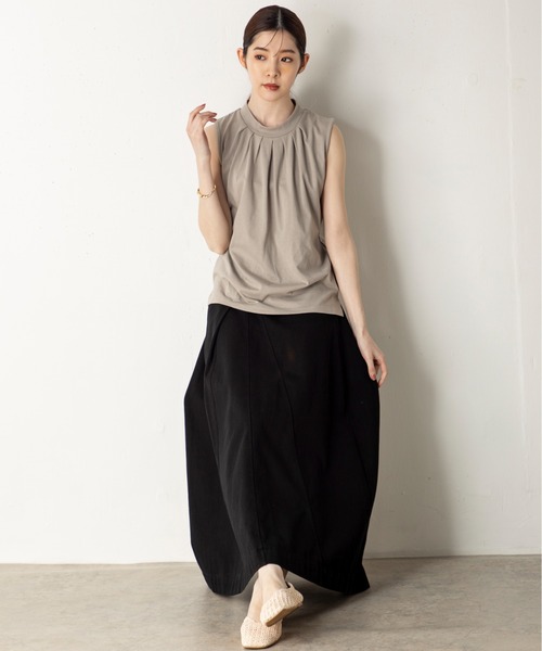 MILLION CARATS(ミリオンカラッツ)の「【ReBasic】襟ぐりのタックが女性らしく、リラクシーながらきちんと見えを叶えてくれるフロントタックノースリーブカットソー(Tシャツ/カットソー・レディース・サックスブルー/オフホワイト/ベージュ/ブラック・MEDIUM/LARGE)」の19枚目の写真