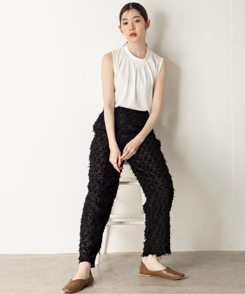 MILLION CARATS(ミリオンカラッツ)の「【ReBasic】襟ぐりのタックが女性らしく、リラクシーながらきちんと見えを叶えてくれるフロントタックノースリーブカットソー(Tシャツ/カットソー・レディース・サックスブルー/オフホワイト/ベージュ/ブラック・MEDIUM/LARGE)」の21枚目の写真