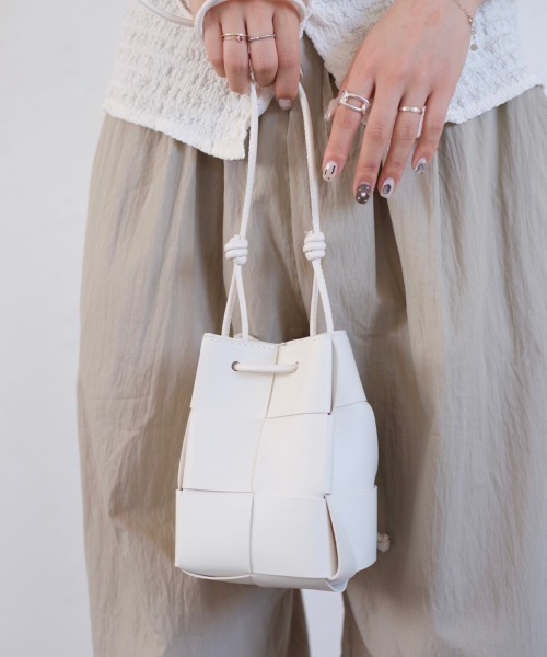 Reurie'(レウリィ)の「イントレチャートショルダーバッグ / intrecciato shoulder bag(ショルダーバッグ・レディース・ブラック/アイボリー・FREE)」の1枚目の写真