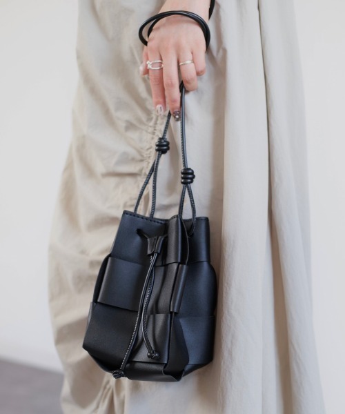 Reurie'(レウリィ)の「イントレチャートショルダーバッグ / intrecciato shoulder bag(ショルダーバッグ・レディース・ブラック/アイボリー・FREE)」の2枚目の写真