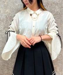 ブローチ付フレアスリーブブラウス
