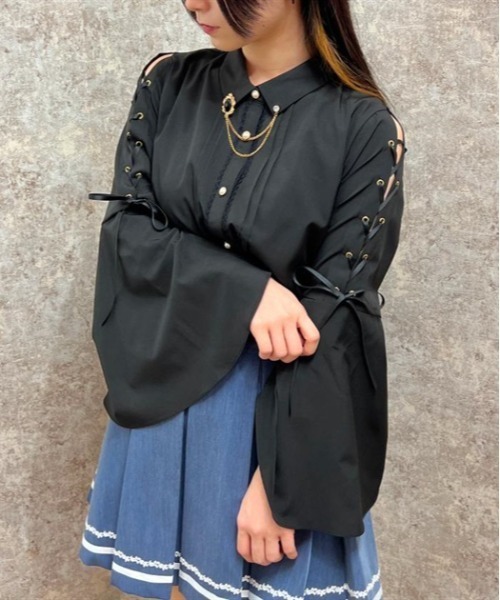 axes femme POETIQUE(アクシーズファムポエティック)の「ブローチ付フレアスリーブブラウス(シャツ/ブラウス・レディース・ブラック/グレー/キナリ・MEDIUM)」の2枚目の写真