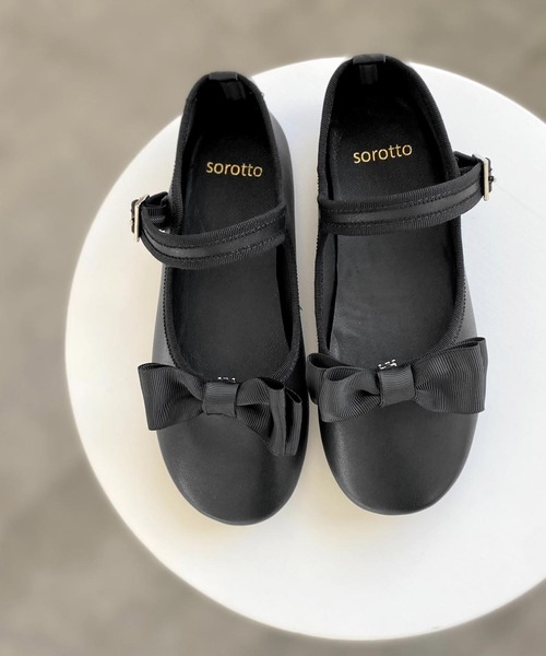 SOROTTO（ソロット）の「ストラップ フラット パンプス/リボン付き フォーマル対応（ドレスシューズ・キッズ・ブラック系その他/ブラック・18.0cm/19.0cm/20.0cm）」の3枚目の写真