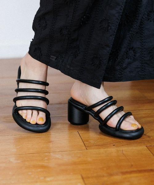 niko and...(ニコアンド)の「オリジナルループヒールサンダル(サンダル・レディース・アイボリー/ブラック・MEDIUM/LARGE)」の2枚目の写真