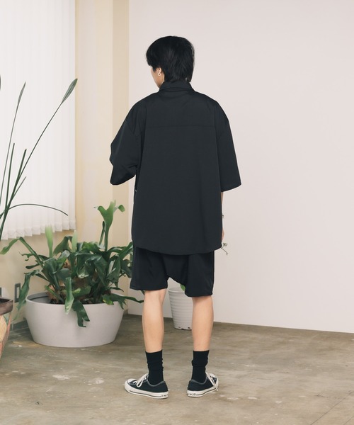 ROOPTOKYO(ループトウキョウ)の「サイドスリット レギュラーカラー半袖シャツ オーバーサイズ(シャツ/ブラウス・メンズ・ホワイト/ピンク/ブラック・M/L/XL)」の5枚目の写真