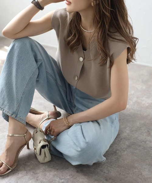 Bonjour Sagan(ボンジュールサガン)の「ゴールド釦ボクシーニットベスト(ベスト・レディース・ダークグレー/ブラウン系その他/オフホワイト/ダークネイビー・FREE)」の11枚目の写真