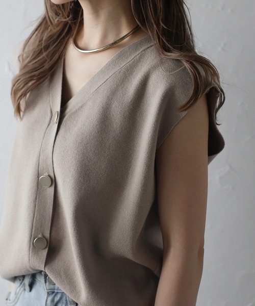 Bonjour Sagan(ボンジュールサガン)の「ゴールド釦ボクシーニットベスト(ベスト・レディース・ダークグレー/ブラウン系その他/オフホワイト/ダークネイビー・FREE)」の13枚目の写真