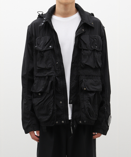 C.P. COMPANY(シーピーカンパニー)の「C.P. Company / シー ピー カンパニー CHROME-R GOGGLE UTILITY JACKET 16CMOW011A(ナイロンジャケット・メンズ・ブラック・50/52)」の1枚目の写真