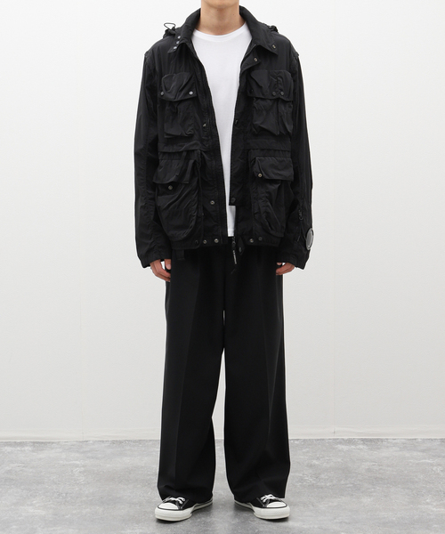 C.P. COMPANY(シーピーカンパニー)の「C.P. Company / シー ピー カンパニー CHROME-R GOGGLE UTILITY JACKET 16CMOW011A(ナイロンジャケット・メンズ・ブラック・50/52)」の2枚目の写真