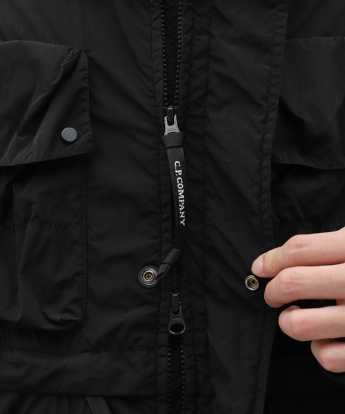 C.P. COMPANY(シーピーカンパニー)の「C.P. Company / シー ピー カンパニー CHROME-R GOGGLE UTILITY JACKET 16CMOW011A(ナイロンジャケット・メンズ・ブラック・50/52)」の14枚目の写真