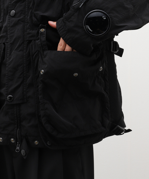 C.P. COMPANY(シーピーカンパニー)の「C.P. Company / シー ピー カンパニー CHROME-R GOGGLE UTILITY JACKET 16CMOW011A(ナイロンジャケット・メンズ・ブラック・50/52)」の16枚目の写真