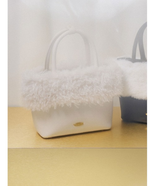 LILY BROWN（リリーブラウン）の「【ZOZO限定カラー】エコファー切り替えトート（ショルダーバッグ・レディース・アイボリー/その他/ライトグレー/ホワイト/ブラック/ピンク/グリーン・FREE）」の3枚目の写真