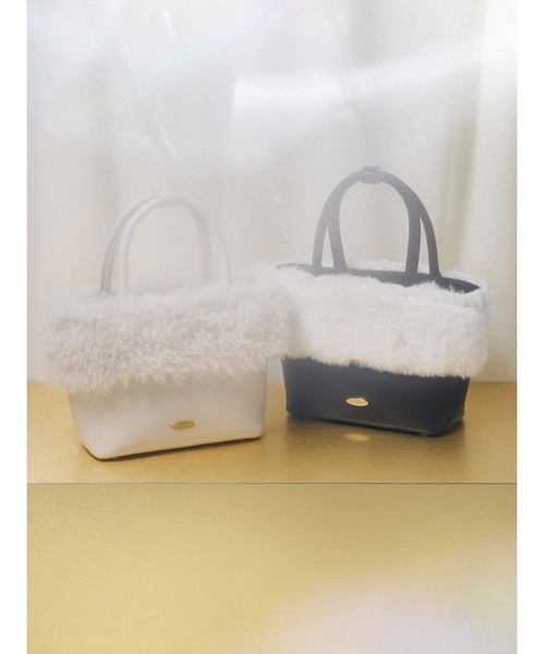 LILY BROWN（リリーブラウン）の「【ZOZO限定カラー】エコファー切り替えトート（ショルダーバッグ・レディース・アイボリー/その他/ライトグレー/ホワイト/ブラック/ピンク/グリーン・FREE）」の22枚目の写真