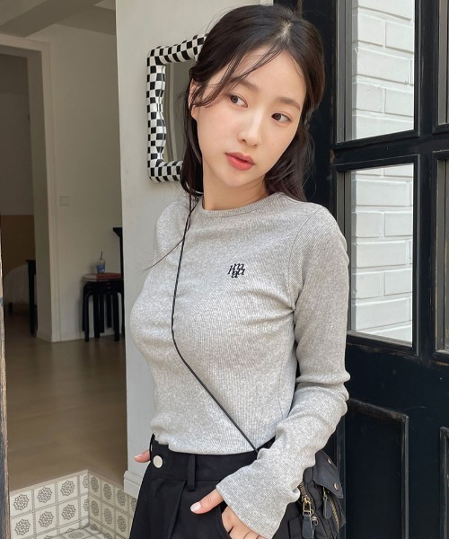 muahmuah(ムーアムーア)の「A'GEM/9 × .kom『muah muah/ムーアムーア』STITCH ROUND LONG SLEEVE T-SHIRT/ステッチラウンドネックロングシャツ(Tシャツ/カットソー・レディース・ライトグリーン/グレー/ライトブルー/ブラック/アイボリー・FREE)」の3枚目の写真
