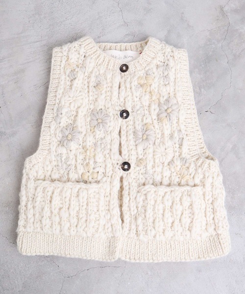 l'atelier du savon（アトリエドサボン）の「ネパールハンドニット　雪のような刺繍ベスト（ベスト・レディース・チャコールグレー/オフホワイト・FREE）」の3枚目の写真
