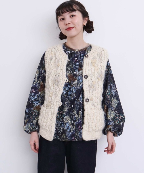 l'atelier du savon（アトリエドサボン）の「ネパールハンドニット　雪のような刺繍ベスト（ベスト・レディース・チャコールグレー/オフホワイト・FREE）」の19枚目の写真