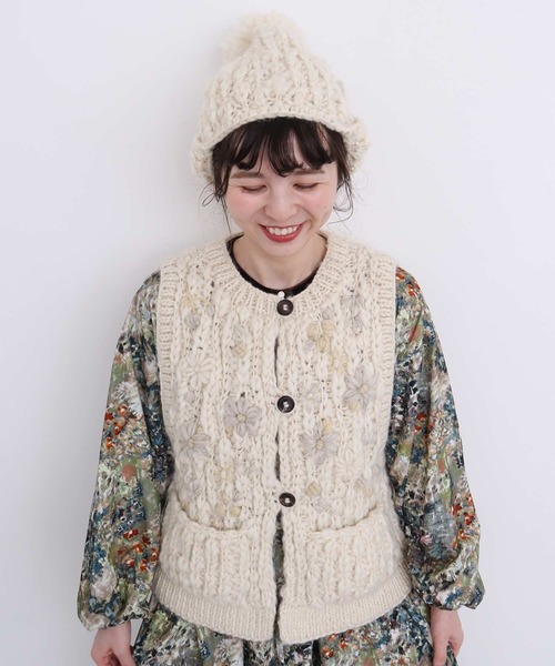 l'atelier du savon（アトリエドサボン）の「ネパールハンドニット　雪のような刺繍ベスト（ベスト・レディース・チャコールグレー/オフホワイト・FREE）」の8枚目の写真